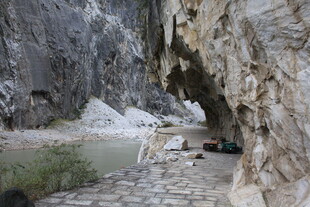 山间洞穴旁的静谧景致