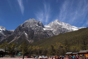 雪山下的多彩小镇风光