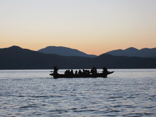 夕阳下湖面的乘船景象