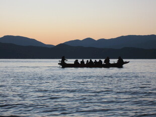 夕阳下湖面的乘船之旅