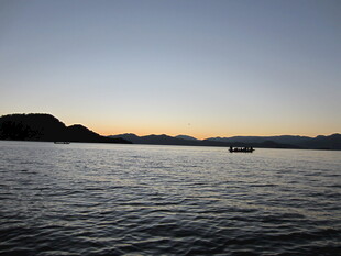 黄昏湖畔 孤舟静泊