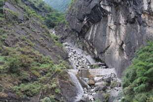 山间峡谷溪流景观
