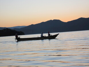 夕阳下湖面的静谧小船