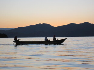 夕阳下湖面的静谧小船