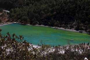 翠绿湖泊藏于山林间