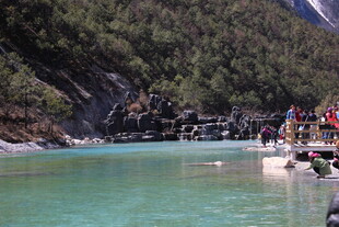 山间碧湖旁的徒步人群