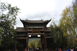 古雅门楼映于葱郁林木间