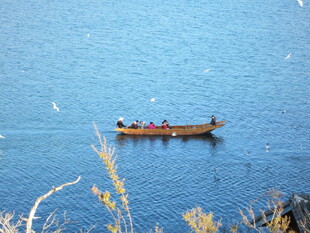 蓝色湖面上的古朴小船