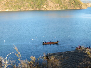 湖畔小船静景