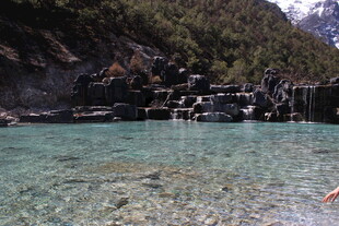 清澈湖畔的山间美景