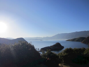 湖畔山景 阳光洒落美景