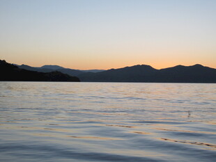 黄昏下的宁静湖面与远山