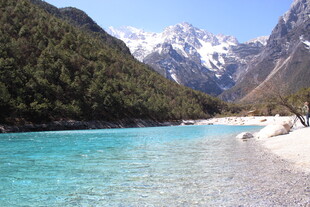 雪山下的清澈蓝湖美景