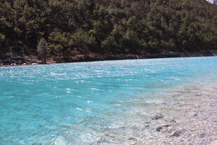 清澈蓝水与岸边景致