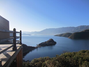 湖畔观景台的秀丽湖景