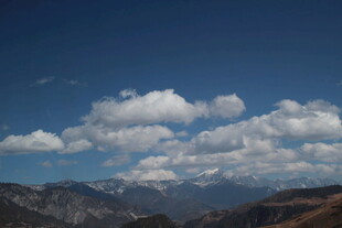 蓝天白云下的壮丽山脉
