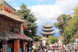 古街热闹景象 游人如织