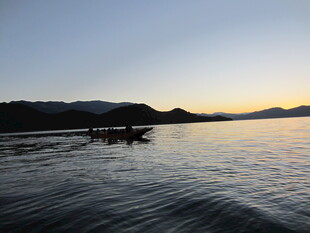 黄昏湖面小船静谧景象