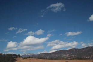 蓝天白云下的远山风景
