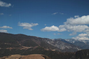 蓝天白云下的壮美山峦