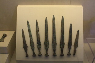 古代青铜矛头展示