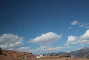 蓝天之下的壮丽山川景色