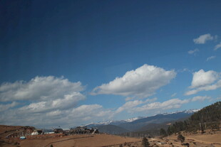 蓝天白云下的乡村景致