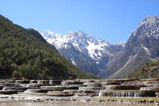 雪山下的壮美河谷景观
