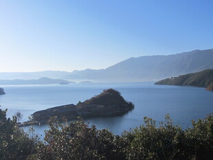湖畔孤石 远山蓝天美景