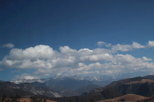 蓝天白云下的山峦风光