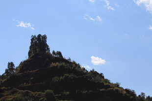 山巅景观 蓝天白云下的奇景