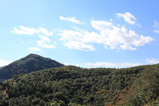 青山蓝天间的自然美景