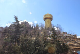 山间矗立的圆柱形水塔