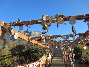 许愿牌挂满的浪漫祈福桥