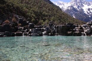 清澈山间湖景 雪山相伴
