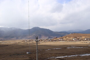 草原风光与远处山峦