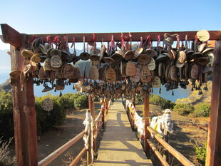 海边木桥上的许愿锁景观