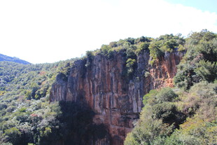 壮丽山间峭壁景观