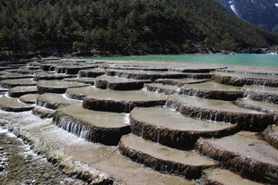 壮观的梯田状钙化池景观