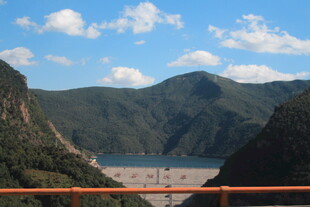 壮丽山水间的宏伟工程