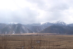 旷野雪山风景图