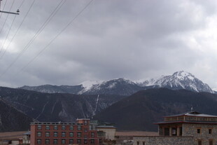 城镇边的雪山远景