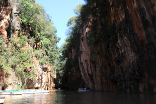 峡谷河上的皮划艇之旅