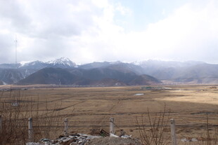 旷野山峦风景图