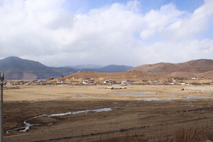 草原风光与远处山峦景色