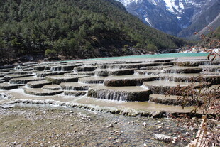 山间钙化池景观