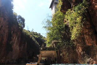 峡谷间的水上游览景象