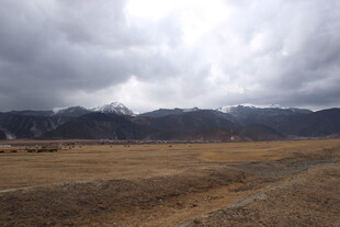 旷野之上的阴云山脉