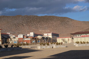 山脚下的村庄建筑景观