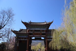 中式古牌坊 蓝天绿树相伴